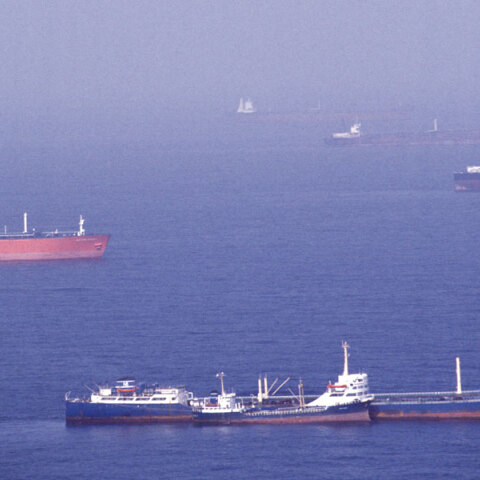 Εφοπλιστές σε εμπόλεμη ζώνη