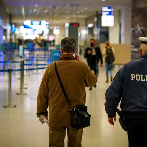 Αστυνομικός στην αίθουσα αναχωρήσεων του Ελ. Βενιζέλος