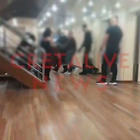 Γυμνός άνδρας εισέβαλε σε καμπίνα μαθητριών