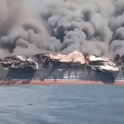 To φλεγόμενο Safeen Prestige στα Στενά του Ορμούζ
