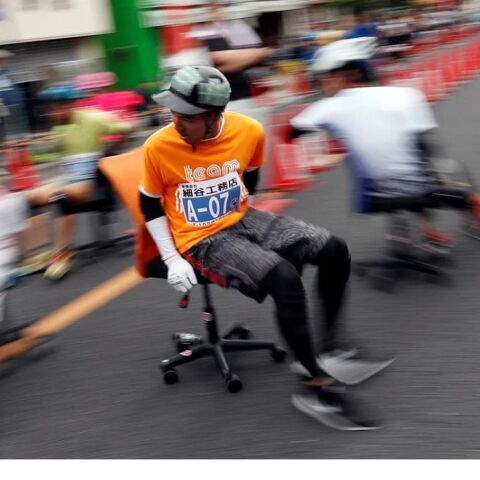 Ιαπωνία: Αγώνες με καρέκλες γραφείου στους δρόμους