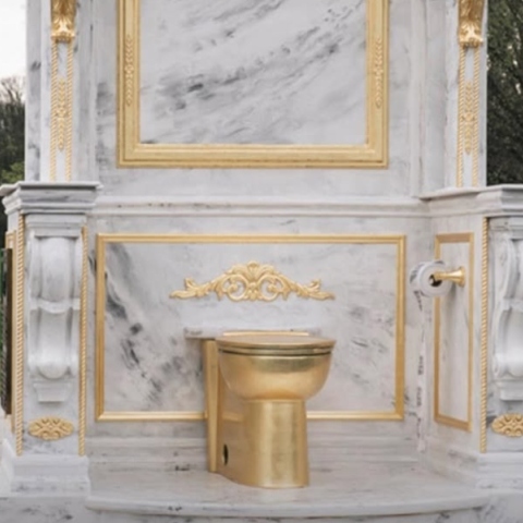 αγαλμα χρυσης τουαλετας έξω από τον Λευκό Οίκο