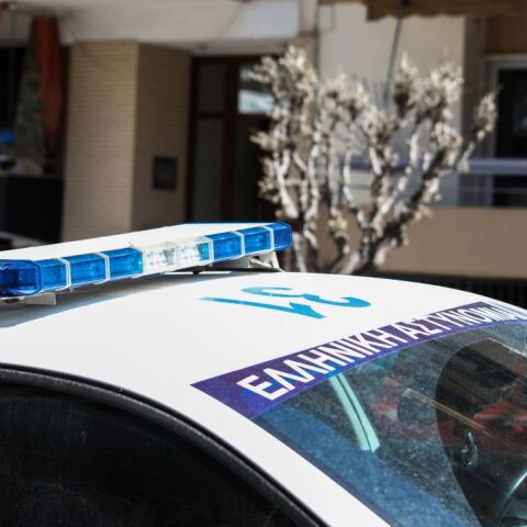 Περιπολικά της ΕΛ.ΑΣ. μπροστά στην πολυκατοικία στου Ζωγράφου