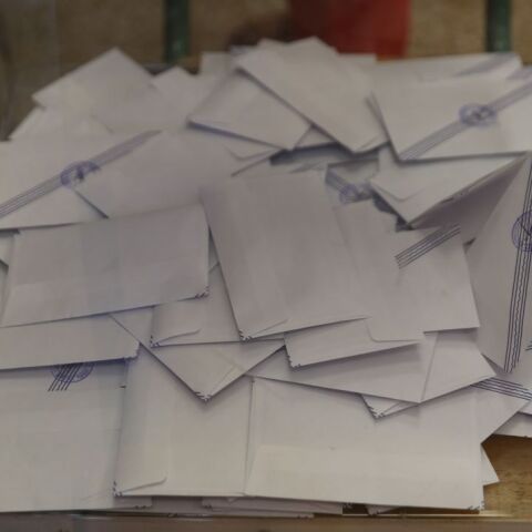 Ψηφοδέλτια μέσα στην κάλπη