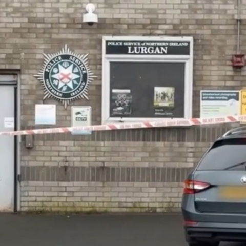 Ιρλανδία: Μασκοφόροι τοποθέτησαν εκρηκτικά σε φορτηγάκι αναγκάζοντας τον οδηγό να το πάει σε αστυνομικό τμήμα	