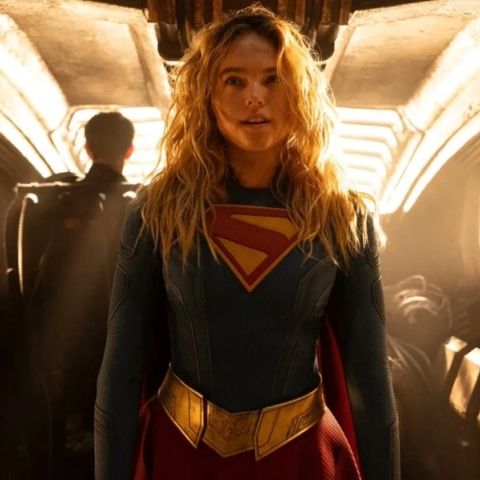 Κυκλοφόρησε το επίσημο τρέιλερ του Supergirl με την Μίλι Άλκοκ και τον Τζέισον Μομόα