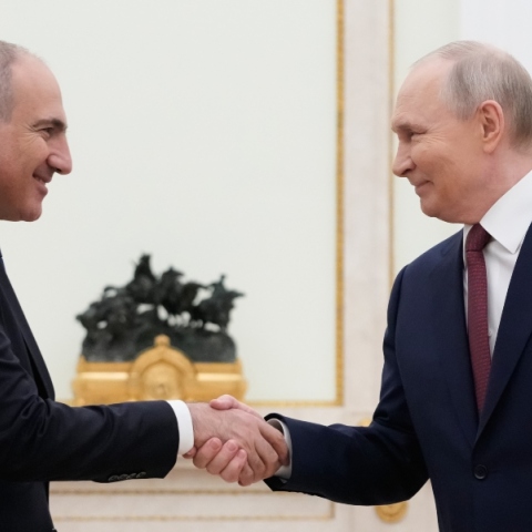 Πούτιν προς Πασινιάν: Η ένταξη της Αρμενίας στην ΕΕ είναι «απλούστατα αδύνατη»