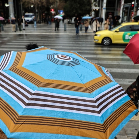 βροχη, περαστικοι, ομπρελες