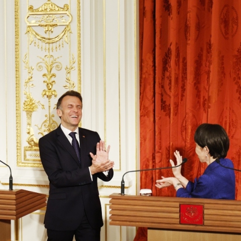 Viral ο Μακρόν και η Τακαΐτσι - Μιμήθηκαν τη διάσημη κίνηση του Dragon Ball σε συνέντευξη Τύπου 