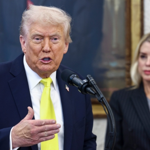 Παρελθόν από την κυβέρνηση η υπουργός Δικαιοσύνης Παμ Μπόντι, με εντολή Τραμπ