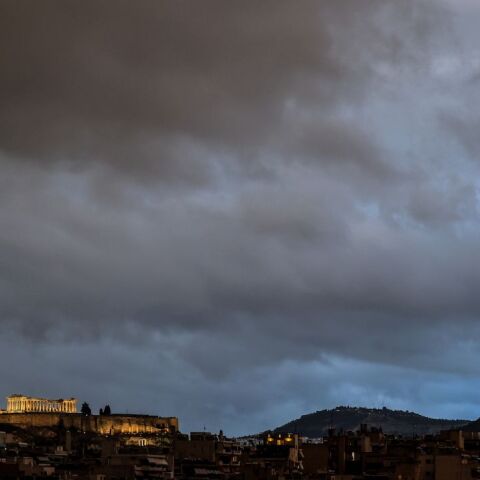 Σύννεφα στον αττικό ουρανό