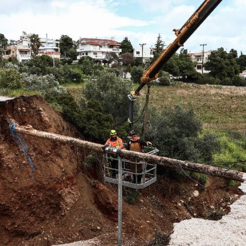 Κακοκαιρία Erminio: Κόπηκε στη μέση δρόμος στην Καλλιτεχνούπολη - Άνοιξε τρύπα με 10 μέτρα μήκος και 5 βάθος