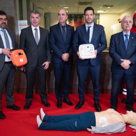 Με απινιδωτές εξοπλίζεται το Μετρό της Αθήνας	