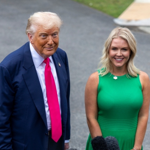 Ο Τραμπ αστειευόμενος κάνει λόγο για απόλυση της Λέβιτ: Κάνει πολύ κακή δουλειά… να την κρατήσουμε;