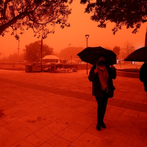 Σε πορτοκαλί συναγερμό η Κρήτη: Μην μετακινηθείτε με όχημα ή πεζή, προειδοποιεί η Πολιτική Προστασία