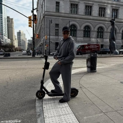 Κιλιάν Εμπαπέ: Στη Νέα Υόρκη με ηλεκτρικό πατίνι και κουκούλα ο Γάλλος ποδοσφαιριστής - Βίντεο