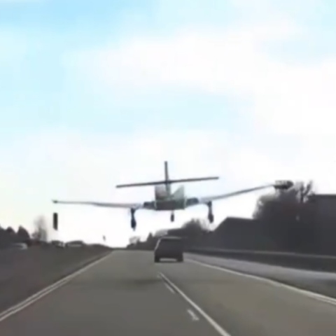 ΗΠΑ: Αναγκαστική προσγείωση αεροπλάνου στη μέση του δρόμου - Δείτε βίντεο