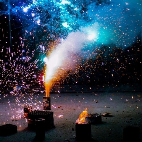 Προσοχή στα πυροτεχνήματα- Τα παιδιά βρίσκονται πάντα υπό την επίβλεψη κάποιου ενήλικα.