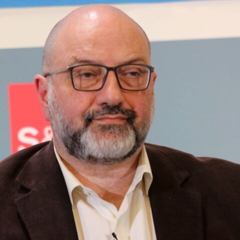 O Σάκης Αρναούτογλου