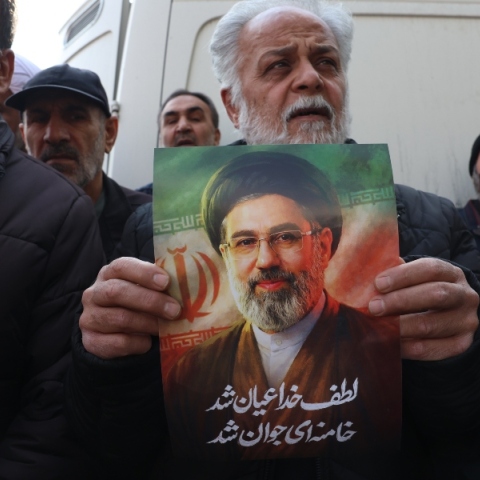 «Δημόσια εμφάνιση» του Μοτζτάμπα Χαμενεΐ μέσω τεχνητής νοημοσύνης σε προπαγανδιστικό βίντεο του Ιράν