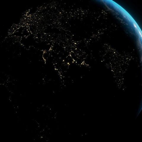 Η Γη γίνεται όλο και πιο φωτεινή τη νύχτα – Τι δείχνουν τα δορυφορικά δεδομένα