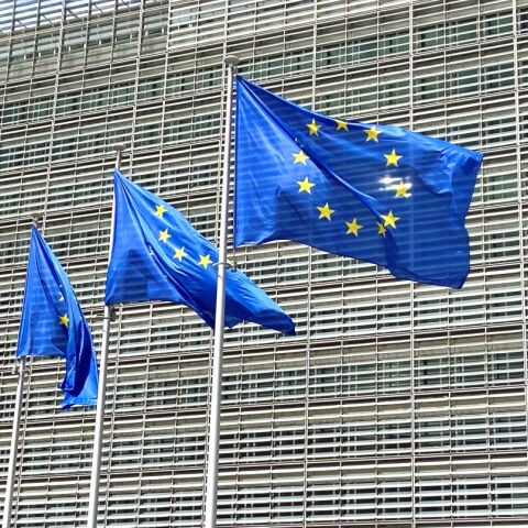 Σημαίες της ΕΕ έξω από το κτήριο της Κομισιόν, στις Βρυξέλλες