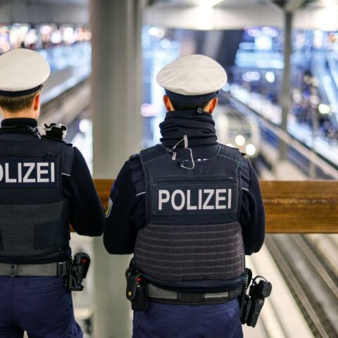 Γερμανοί αστυνομικοί σε σιδηροδρομικό σταθμό