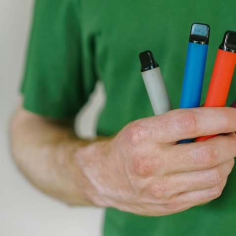 Η χρήση ηλεκτρονικού τσιγάρου συνδέεται με τον κίνδυνο καρκίνου, σύμφωνα με νέα μελέτη