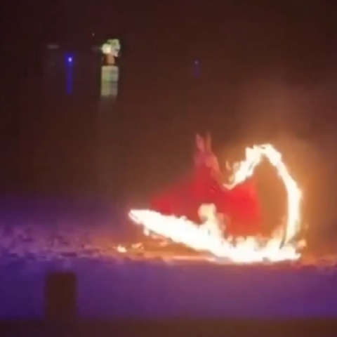 Κίνα: Χορεύτρια έπιασε φωτιά εν μέσω παράστασης - Υπέστη εγκαύματα και νοσηλεύεται