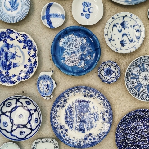 Πώς τα πορσελάνινα πιάτα έγιναν τα απόλυτα design icons του σπιτιού μας