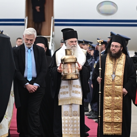 Έφτασε το Άγιο Φως στην Αθήνα - Θα διανεμηθεί σε όλη τη χώρα με 18 αεροπορικές πτήσεις