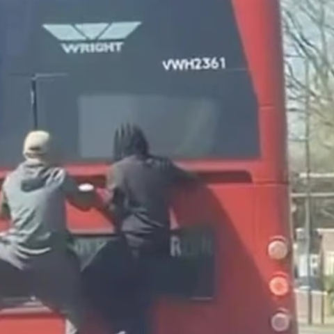 Επικίνδυνο «bus surfing» στο Λονδίνο για να γλιτώσουν εισιτήριο 2 ευρώ