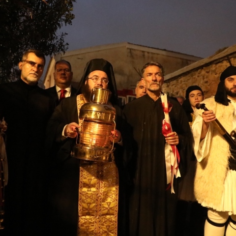 Το Άγιο Φως έφτασε στο Μετόχι του Παναγίου Τάφου, στην Πλάκα - Θα μεταλαμπαδευτεί σε 18 προορισμούς