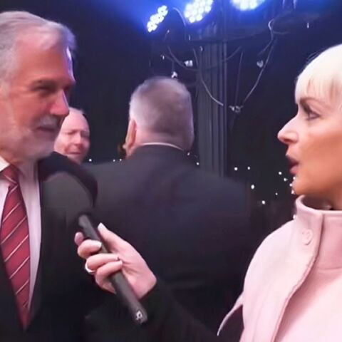 Ο Δήμαρχος Κεντρικής Κέρκυρας και Διαποντίων Νήσων, Στέφανος Πουλημένος την ώρα που αρνείται δήλωση σε δημοσιογράφο