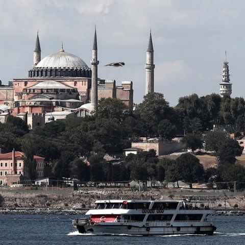 Συνελήφθησαν γιατί άνοιξαν ελληνική σημαία μέσα στην Αγιά Σοφιά, τη Μεγάλη Πέμπτη