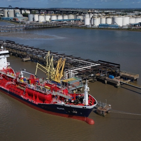 Τουλάχιστον δύο πλοία από ιρανικά λιμάνια διέσχισαν τα Στενά του Ορμούζ παρά τον αποκλεισμό Τραμπ