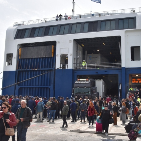 Μυτιλήνη: Κτηνοτρόφοι δεν επέτρεψαν την αποβίβαση φορτηγών από το «Blue Star Patmos»	