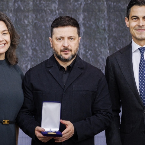 Στον Ζελένσκι και τον ουκρανικό λαό απονεμήθηκε το βραβείο Ρούζβελτ για τον αγώνα υπέρ της ελευθερίας
