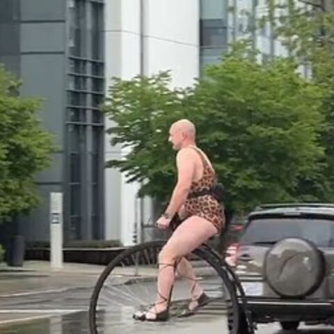 Σιάτλ σε άλλη διάσταση: Άνδρας με λεοπάρ κορμάκι έκανε βόλτα με βικτωριανό ποδήλατο μέσα στη βροχή