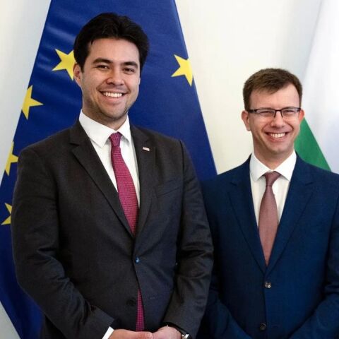 Η πολιτισμική σύγκρουση Τραμπ με την Ευρώπη περνά από έναν 27χρονο