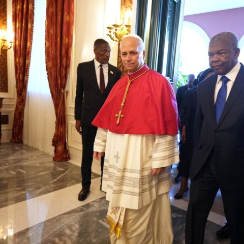 Δεν με ενδιαφέρει να μπω σε αντιπαράθεση με τον Τραμπ, δήλωσε από την Αφρική ο Πάπας Λέων 