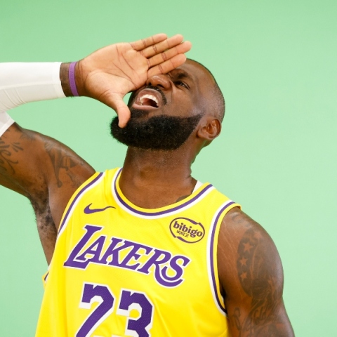 Ο ΛεΜπρόν Τζέιμς προωθεί την Οδύσσεια του Κρίστοφερ Νόλαν παίζοντας μπάσκετ - Βίντεο