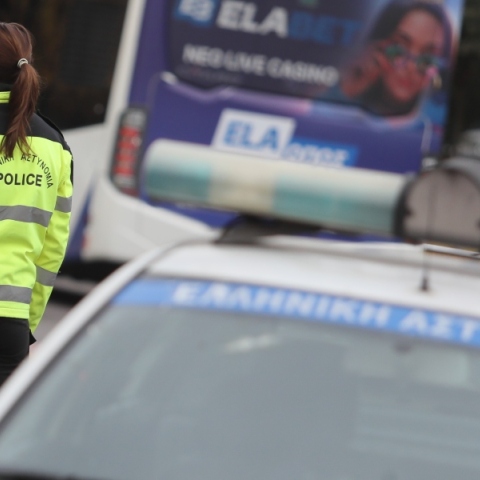 Μηχανή παρέσυρε και εγκατέλειψε ανήλικη στη Λιοσίων