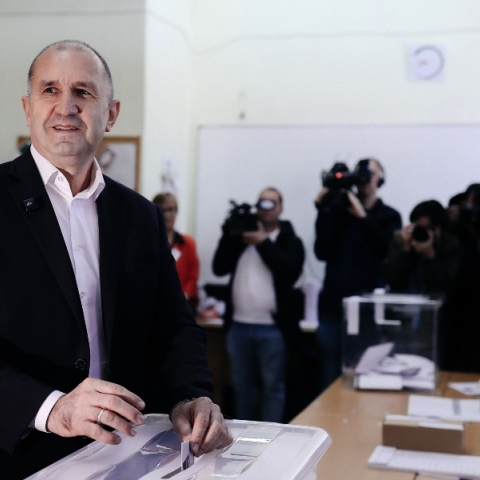 Εκλογές στη Βουλγαρία: Προηγείται ο ρωσόφιλος Ράντεφ με 37,5%