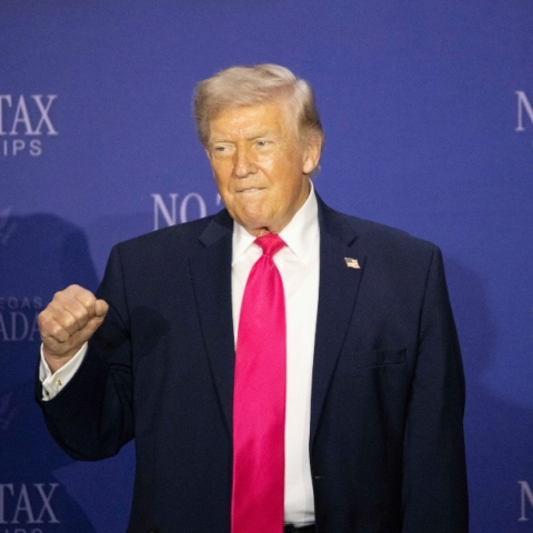 Ο Τραμπ κατηγορεί το Ιράν για πλήρη παραβίαση της εκεχειρίας και απειλεί με νέες επιθέσεις 