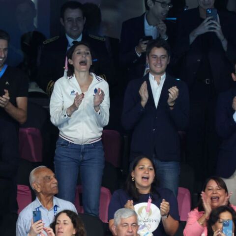 O Γκαμπριέλ Ατάλ και ο Στεφάν Σεζουρνέ στην εξέδρα των Ολυμπιακών Αγώνων των Παρισίων