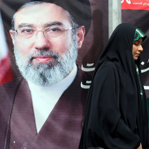 Αφίσα του Χαμενεΐ σε τοίχο στην Τεχεράνη