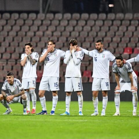 Οι παίκτες της «Σκουάντρα Ατζούρα» απογοητευμένοι μετά τον αποκλεισμό τους από το Μουντιάλ, από τη Βοσνία- Ερζεγοβίνη