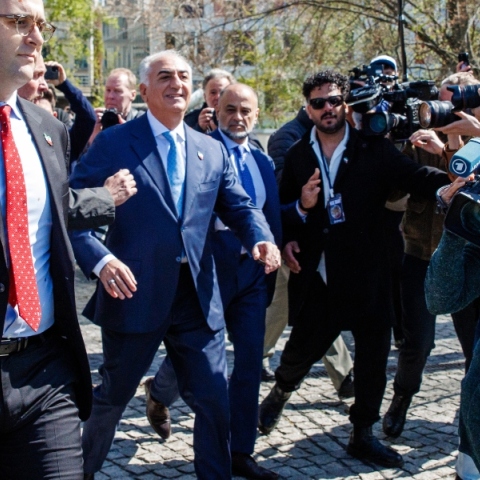 Ο Ρεζά Παχλαβί δέχτηκε επίθεση με κόκκινη μπογιά κατά την επίσκεψή του στο Βερολίνο