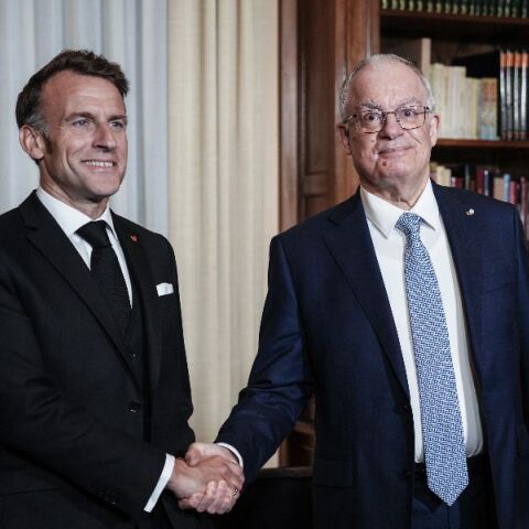 Στο Προεδρικό Μέγαρο ο Εμανουέλ Μακρόν με τη σύζυγό του Μπριζίτ - Έγιναν δεκτοί από τον Κωνσταντίνο Τασούλα